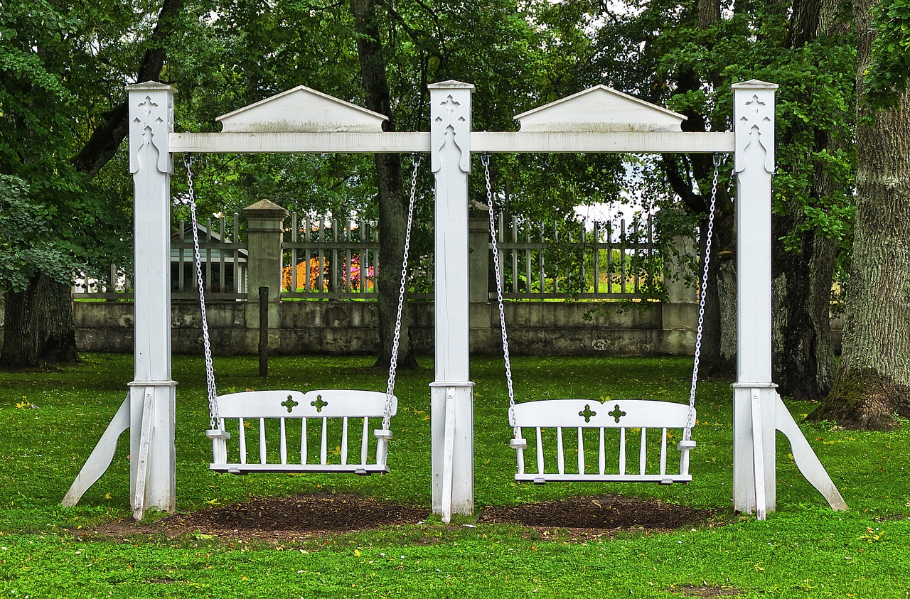 Wygodne i funkcjonalne akcesoria do ogrodu – siedziska na huśtawkę ogrodową