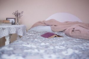 Sypialnia przytulna. Funkcjonalne wykorzystanie przestrzeni. Sypialnia na antresoli