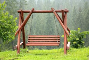 Huśtawka ogrodowa – jak zrobić ją samodzielnie? Instrukcja krok po kroku.
