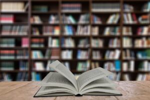 Regał na książki pod skosem – praktyczne rozwiązanie do małych przestrzeni